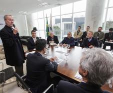 Governador Beto Richa lança o aplicativo Detran Fácil, acompanhado pelo diretor do Detran, Marcos Traad, pelo secretário chefe da Casa Civil, Valdir Rossoni e pelo presidente da Celepar, Jacson Carvalho Leite. Curitiba, 21/07/2016. 