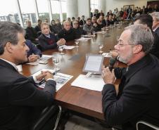 Governador Beto Richa lança o aplicativo Detran Fácil, acompanhado pelo diretor do Detran, Marcos Traad, pelo secretário chefe da Casa Civil, Valdir Rossoni e pelo presidente da Celepar, Jacson Carvalho Leite. Curitiba, 21/07/2016. 