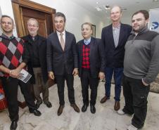 Governador Beto Richa lança o aplicativo Detran Fácil, acompanhado pelo diretor do Detran, Marcos Traad, pelo secretário chefe da Casa Civil, Valdir Rossoni e pelo presidente da Celepar, Jacson Carvalho Leite. Curitiba, 21/07/2016. 