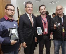 Governador Beto Richa lança o aplicativo Detran Fácil, acompanhado pelo diretor do Detran, Marcos Traad, pelo secretário chefe da Casa Civil, Valdir Rossoni e pelo presidente da Celepar, Jacson Carvalho Leite. Curitiba, 21/07/2016. 