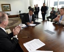Governador Beto Richa, assina contrato entre Celepar e ACP - Associação Comercial do Paraná, para prestação de serviço de identificação biográfica , com o diretor presidente da Celepar, Jacson Carvalho Leite e o presidente da ACP, Gláucio José Geara.
