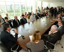O governador Beto Richa assina contratos com quatro empresas para construção de três cadeias públicas (de Campo Mourão, Guaíra e Piraquara), de dois Centros de Integração Social (Piraquara e Foz do Iguaçu I) e para a ampliação da Penitenciária Estadual de Ponta Grossa. Curitiba,23/01/2013. Foto - Antonio Costa