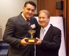 O presidente Jacson Carvalho Leite entrega o prêmio ao vice-prefeito pastor Dão Cortez, que representou o prefeito Luiz Carlos Gibson