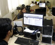 Os policiais que trabalham na Delegacia Eletrônica do Paraná fizeram um total de 134.618 atendimentos durante o ano de 2013. No ano anterior foram 125.782 registros gerados a partir do contato do cidadão com a Polícia Civil, por meio do site: www.delegaciaeletronica.pr.gov.br.