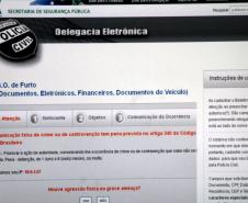 Os policiais que trabalham na Delegacia Eletrônica do Paraná fizeram um total de 134.618 atendimentos durante o ano de 2013. No ano anterior foram 125.782 registros gerados a partir do contato do cidadão com a Polícia Civil, por meio do site: www.delegaciaeletronica.pr.gov.br.