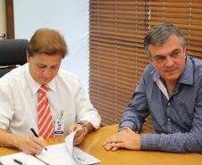 Presidente Jacson Carvalho Leite assina o primeiro contrato de prestação de serviço entre a Celepar e a Compagas