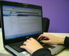 Os serviços online do Departamento de Trânsito do Paraná foram usados por mais de 665 mil pessoas desde o lançamento do sistema Detran Fácil, em 2011.  O número de acessos mais que dobrou ano a ano e superou a expectativa do Governo do Estado, fechando 2013 com mais de 460 mil serviços realizados. Foto: Paulo Rosa/Detran