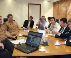 O presidente Jacson Carvalho Leite coordena reunião de apresentação do BI desenvolvido pela Celepar ao BPTran