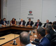 O governador Beto Richa se reuniu nesta segunda-feira (22), no Palácio Iguaçu, com o diretor da Casa da Moeda, César Augusto Barbiero, para conhecer os modelos e mecanismos de segurança do Documento Nacional de Identificação (DNI), que vai unificar o RG, CPF e Título de Eleitor em um único documento