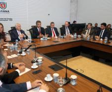 O governador Beto Richa se reuniu nesta segunda-feira (22), no Palácio Iguaçu, com o diretor da Casa da Moeda, César Augusto Barbiero, para conhecer os modelos e mecanismos de segurança do Documento Nacional de Identificação (DNI), que vai unificar o RG, CPF e Título de Eleitor em um único documento