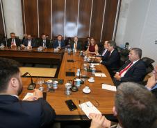 O governador Beto Richa se reuniu nesta segunda-feira (22), no Palácio Iguaçu, com o diretor da Casa da Moeda, César Augusto Barbiero, para conhecer os modelos e mecanismos de segurança do Documento Nacional de Identificação (DNI), que vai unificar o RG, CPF e Título de Eleitor em um único documento