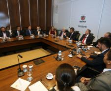 O governador Beto Richa se reuniu nesta segunda-feira (22), no Palácio Iguaçu, com o diretor da Casa da Moeda, César Augusto Barbiero, para conhecer os modelos e mecanismos de segurança do Documento Nacional de Identificação (DNI), que vai unificar o RG, CPF e Título de Eleitor em um único documento