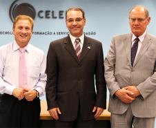 O presidente da Celepar, Jacson Carvalho Leite, com o  presidente da AERP, Márcio Villela, e o diretor administrativo-financeiro, Lucio Alberto Hansel