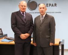 O diretor administrativo-financeiro, Lucio Alberto Hansel,  e o presidente do Tribunal de Justiça do Paraná, Guilherme Luiz Gomes.