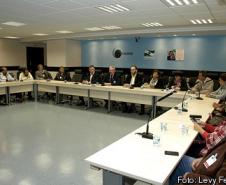 Apresentação do trabalho integrado do governo do estado entre as secretárias, prefeituras e empresas afins. Sala de referência estratégica trabalho de integração de TI da CELEPAR.