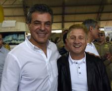 Governador Beto Richa, acompanhado pelo prefeito Rafael Greca, ministro das ciomunicações do Papa Francisco, Monsenhor Dário Viganó, vice-prefeito Eduardo Pimentel, secretário de infraestrutura e logística, José Richa Filho, presidente da Sanepar, Mounir Chaowiche, presidente da Celepar, Jacson de Carvalho, secretário de assuntos estratégicos, Edgar Bueno e demais autoridades, participa do encerramento do Mutirão da Cidadânia no Bairro Novo.Curitiba, 12/08/2017Foto: Ricardo Almeida / ANPr