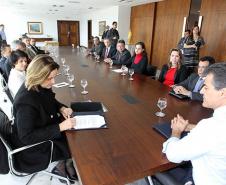 Goverador Beto Richa assina o Pacto pela Identidade Cidadã, acompanhado pela procuradora regional do Ministério Público Federal, Antonia Sanches, e a secretária estadual da Justiça, Cidadania e Direitos Humanos, Maria Tereza Uille Gomes. Curitiba, 08/10/2013. Foto: Orlando Kissner/ANPr