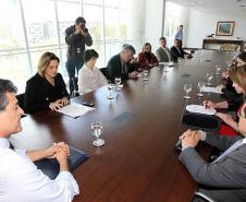 Goverador Beto Richa assina o Pacto pela Identidade Cidadã, acompanhado pela procuradora regional do Ministério Público Federal, Antonia Sanches, e a secretária estadual da Justiça, Cidadania e Direitos Humanos, Maria Tereza Uille Gomes. Curitiba, 08/10/2013. Foto: Orlando Kissner/ANPr