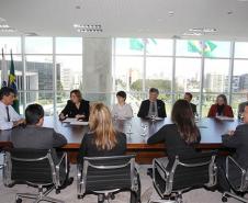 Goverador Beto Richa assina o Pacto pela Identidade Cidadã, acompanhado pela procuradora regional do Ministério Público Federal, Antonia Sanches, e a secretária estadual da Justiça, Cidadania e Direitos Humanos, Maria Tereza Uille Gomes. Curitiba, 08/10/2013. Foto: Orlando Kissner/ANPr