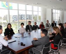Goverador Beto Richa assina o Pacto pela Identidade Cidadã, acompanhado pela procuradora regional do Ministério Público Federal, Antonia Sanches, e a secretária estadual da Justiça, Cidadania e Direitos Humanos, Maria Tereza Uille Gomes. Curitiba, 08/10/2013. Foto: Orlando Kissner/ANPr