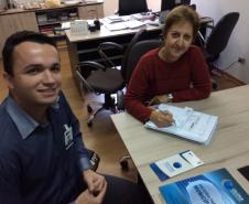 Reitora em exercício, Professora Doutora Neusa Altoé (dir), recebeu do Supervisor Regional da Celepar em Maringá, Rodolfo Zanardi Loiola, o contrato de prestação de serviços de TIC