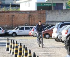 Oficina sobre direção, segurança e manutenção de bicicleetas. Bicicletário Espaço Greca Coordenação: Luis Claudio Patricio, Celepar