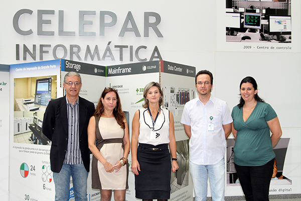 A equipe da Celepar: Gilmar Tesserolli, Marcia Vojciechowski, Debora Ruedell, Cristiano Alcantara e Leticia Reveline, da Secretária da Família e Desenvolvimento Social
