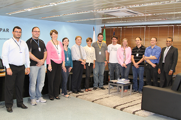 Equipe da Celepar que desenvolveu a nova versão do Sistema Gestor do Espaço Cidadão é recebida pelo presidente da Celepar, Jacson Carvalho Leite e pelo diretor jurídico, Luiz Carlos Nunes.

Marcelo Henrique Dias Abreu, Josue Adriano Zvetch, Luciana Becker, Juliana Wosniak, Jacson Carvalho Leite, Sara Fichman Raskin, Roberson Alvim Faria, Rafael Costa de Araujo, Jussara Carniere, Artur Menardi Nogueira Junior, Ouphir Ozorio Pesch e  Luiz Carlos Nunes.