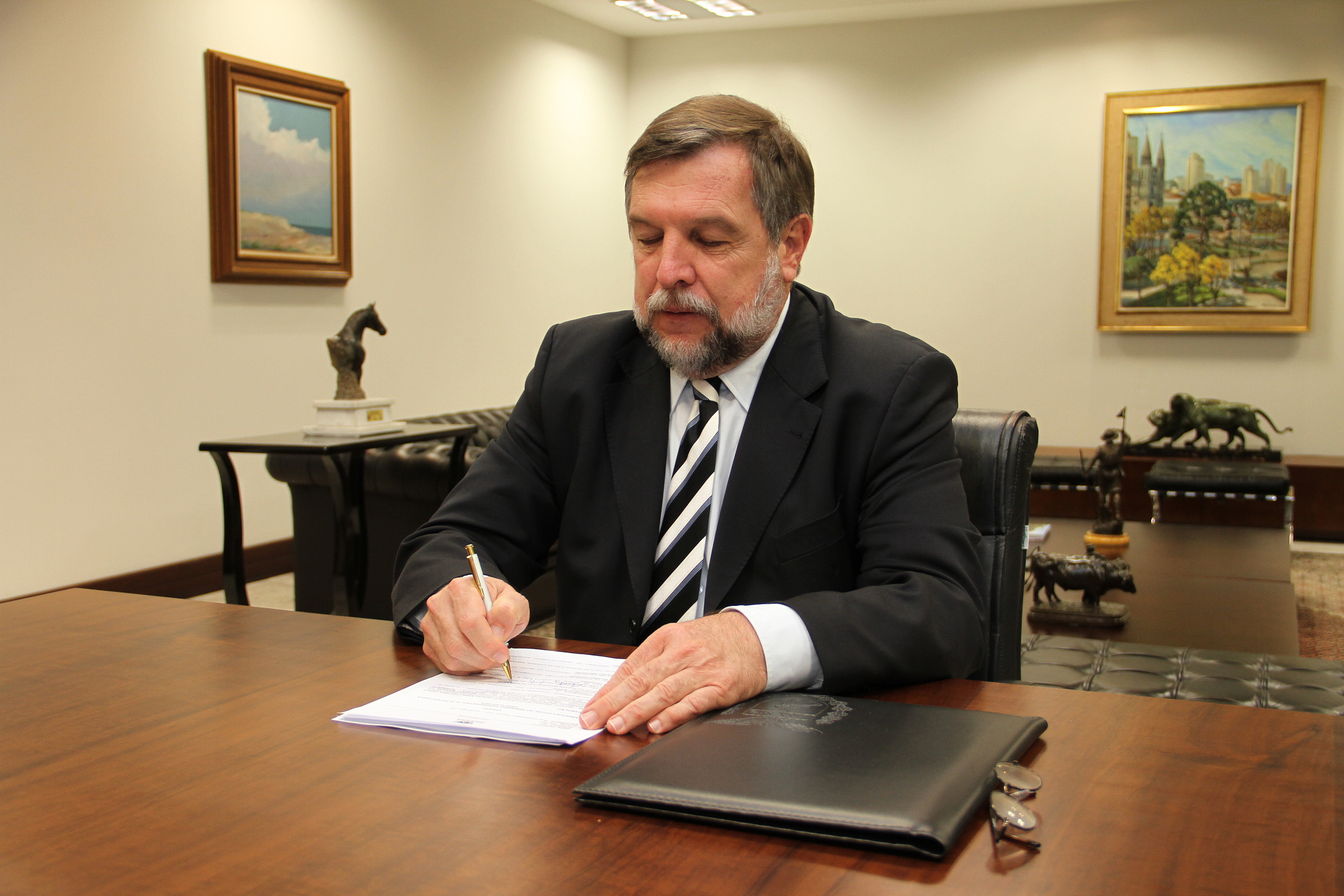 O governador em exercício Flávio Arns homologou nesta semana um processo de licitação que permitirá a renovação do parque de computadores de 40 órgãos do Estado, da administração direta e indireta. A decisão permite a compra de aproximadamente 24 mil estações de trabalho (desktops) e notebooks.    