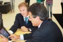 A cerimônia de lançamento do portal móvel ocorreu em fevereiro passado, em cerimônia realziada no Palácio das Araucárias.  Na foto, o presidente Jacson Carvalho Leite apresenta ao governador Beto Richa as vantagens desta ferramenta ao cidadão paranaense