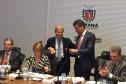 Governador Beto Richa recebe do presidente da Celepar, Jacson Carvalho Leite, o selo internacional de certificação Tier III