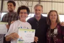 Entrega de certificados aos participantes do curso de acesso à internet e às redes sociais em Cascavel.