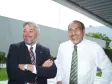 O diretor-presidente da CELEPAR e secretário para Assuntos Estratégicos, Nizan Pereira (dir.) e o diretor-presidente do SERPRO, Marcos Vinícius Ferreira Mazoni (esq.), no I Fórum de Tecnologia em Software Livre, no dia 19 de novembro de 2007