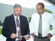 O diretor-presidente da CELEPAR e secretário para Assuntos Estratégicos, Nizan Pereira (dir.) e o diretor-presidente do SERPRO, Marcos Vinícius Ferreira Mazoni (esq.), no I Fórum de Tecnologia em Software Livre, no dia 19 de novembro de 2007