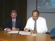 O diretor-presidente da CELEPAR e secretário para Assuntos Estratégicos, Nizan Pereira (dir.) e o diretor-presidente do SERPRO, Marcos Vinícius Ferreira Mazoni (esq.), assinam o Acordo de Cooperação Técnica entre SERPRO e CELEPAR, no I Fórum de Tecnologia em Software Livre, no dia 19 de novembro de 2007