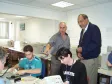 O gerente da CELEPAR, Jarbas Pessoa de Oliveira e o diretor-presidente da CELEPAR, Nizan Pereira na sala de confecção eletrônica de carteira de identidade