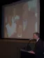 Na foto o diretor-geral da Secretaria da Justiça, Luiz Carlos Giublin Júnior e no telão o secretário de Assuntos Estratégicos, Nizan Pereira e demais participantes da Escola de Governo
