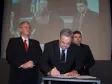 Assinando o termo de cooperação técnica para a cessão do software livre, usado nas atividades da Secretaria Especial de Corregedoria e Ouvidoria Geral (Seoge), o reitor da UEL, Wilmar Sachetin Marçal, ao seu lado vice-governador Orlando Pessuti e o diretor-presidente da Celepar, Vanderlei Falavinha Iensen