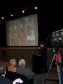 O diretor-presidente da Celepar, 
Vanderlei Iensen na Escola de 
Governo, no telão o público 
presente, entre eles os 
participantes do Curso de 
Capacitação de Monitores do 
Telecentros Paranavegar/Celepar/SEAE