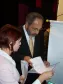 O diretor-presidente da Celepar e 
secretário de Assuntos 
Estratégicos, Nizan Pereira, com o 
convênio a ser assinado entre o 
Governo do Paraná e a Celepar, 
Escola de Governo, dia 19 de agosto 
de 2008