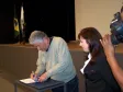 O governador Roberto Requião assinou o decreto que reduz de 2,3% para 1,85% ao mês a taxa máxima de juros que os bancos poderão cobrar, do funcionalismo público estadual, nos empréstimos consignados