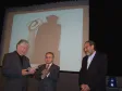 O Governador do Paraná, Roberto 
Requião, o Secretário de Estado da 
Casa Civil, Rafael Iatauro e o 
diretor-presidente da Celepar e 
secretário de Assuntos Estratégicos, 
Nizan Pereira na entrega do troféu 
do sistema de consulta pública de 
diários oficiais do Paraná, com 
certificação digital, vencedor do 
Prêmio "Excelência em Governo 
Eletrônico" (e-GOV 2008), 
categoria "Governo para o Cidadão" 
na Escola de Governo, no dia 30 de 
setembro de 2008 - Foto Marcia Midori