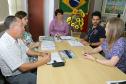O coordenador do Projeto de Inclusão Social da Pessoa Idosa, Antonio Carlos Schimaleski (e) definiu com a secretária de Assistência Social, Inês de Paula (centro), os últimos detalhes para o início da capacitação, semana que vem, naquele município. Participaram da reunião Patricia Pereira Kuiava e Gilberto de Lima Gonzaga do núcleo regional da Celepar em Cascavel 