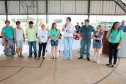 Entrega de certificados aos participantes do curso de acesso à internet e às redes sociais em Cascavel.