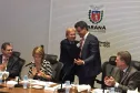 Governador Beto Richa recebe do presidente da Celepar, Jacson Carvalho Leite, o selo internacional de certificação Tier III