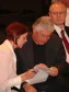 O Governador do Paraná, Roberto 
Requião, com o convênio a ser 
assinado entre o Governo do Paraná 
e a CELEPAR, na Escola de Governo, 
no dia 19 de agosto de 2008 