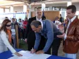 O diretor-presidente da Celepar e
secretário de Assuntos Estratégicos,
Nizan Pereira, no momento da assinatura
na inauguração do Telecentro em Campo
Magro