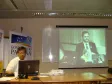 A esq. da assessoria de Planejamento da Celepar, Vitório 
Yoshinori Furusho e no telão da
ODF Alliance, Jomar S. Silva, com o 
prêmio “Vôo Livre” da comunidade 
do BrOffice (versão brasileira do 
OpenOffice, uma excelente suíte de 
escritório multiplataforma em 
Software Livre), entregue no 3º
Encontro Nacional do BrOffice