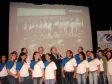 O Governador do Paraná, Roberto 
Requião, o vice-governador Orlando 
Pessuti e os monitores capacitados 
dos Telecentros Paranavegar, na 
Escola de Governo