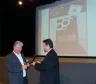 O Governador do Paraná, Roberto Requião
recebe das mãos do diretor de 
Desenvolvimento da Celepar, Henrique 
Salatino Miorelli, o troféu do Prêmio 
ARede 2008 - Foto Marcia Midori